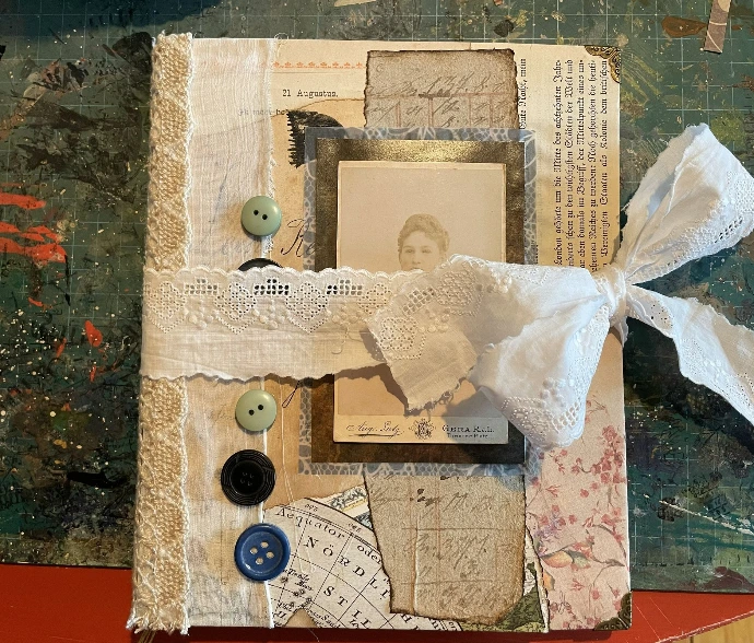 Journal junk fait main, décoré avec des éléments vintage typiques, comme des boutons, de la dentelle, du papier à grands carreaux, photographie vintage d'une jeune dame ; couleurs beige, blanc, vieux rose et vert jade.