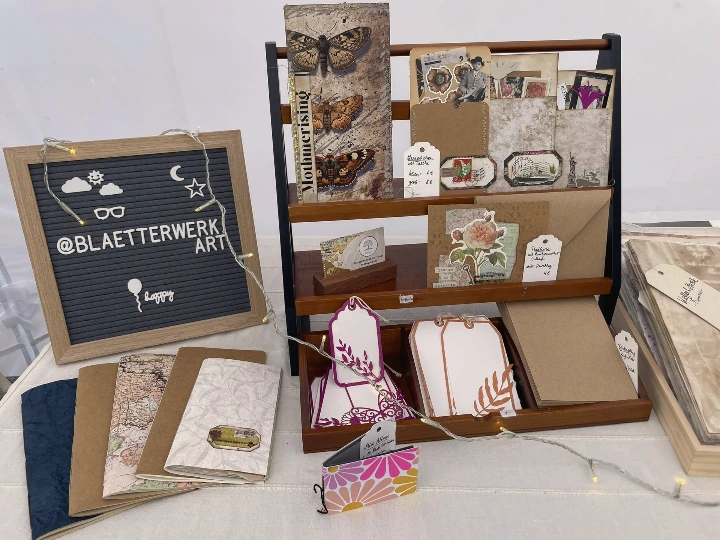 Handgemachte Produkte aus Papier, z.B. Lesezeichen, Geschenkanhänger, Postkarte, von Blätterwerk
